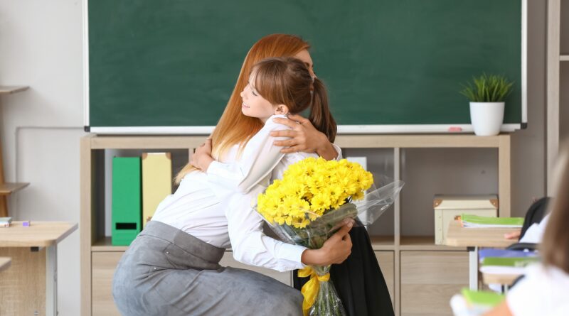 eleva ofera profesoara flori sala de clasa scoala
