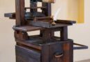Premieră culturală la Alba Iulia: Editura „Palatul Principilor Transilvaniei” participă la Târgul de c’Arte „Alba Transilvana” cu o replică funcțională a presei Gutenberg