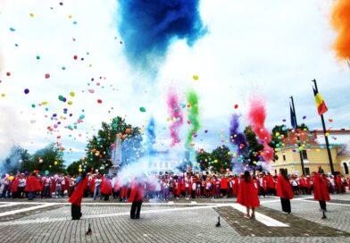 Fanfara județului Alba, alături de copiii care privesc cu încredere spre viitor