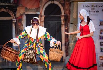 Skepsis va prezenta, în week-end, în aer liber spectacolul ”Arlecchino Caută Stăpân” la Blaj și la Alba Iulia!
