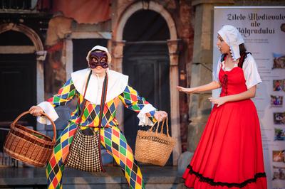 Skepsis va prezenta, în week-end, în aer liber spectacolul ”Arlecchino Caută Stăpân” la Blaj și la Alba Iulia!