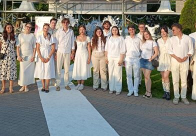 Tineri muzicieni din șase țări concertează la Sediul Consiliului Județean, la finalul taberei de muzică organizată de Rotary